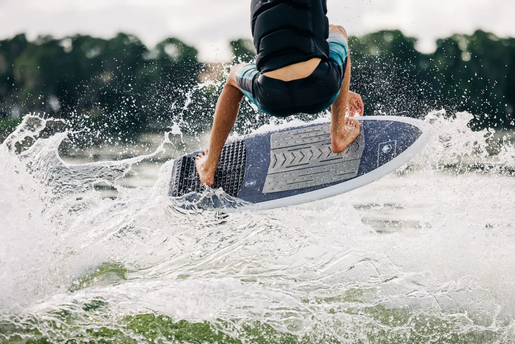 2023 Sting LTD Wakesurf Board<Liquid Force Outlet